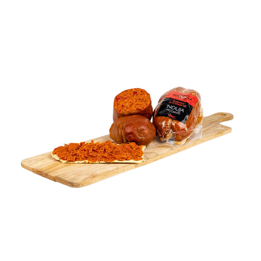 Nduja es un salami para untar suave y picante considerado uno de los más famosos, si no el más famoso, de los alimentos típicos de Calabria.Nduja se origina en Spilinga.  Proviene de la palabra francesa "andouille", que significa "salchicha". Se elabora con carne de cerdo, un poco de grasa, sal y mucho pimiento rojo. 
